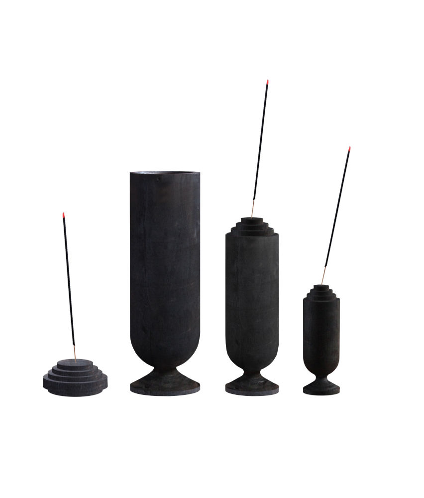 Incensarios Matylda de Jan Garncarek. Galeria Philia. De madera de roble y latón.  Con perfil de jarrones en negro quiere dar una significación especial al ritual de quemar incienso