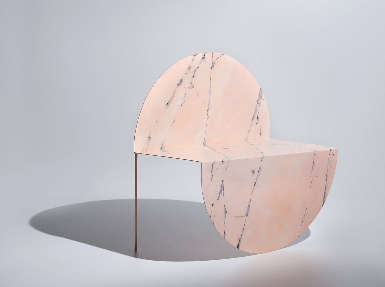 Silla La Redonda diseño de Bodegón Cabinet en colaboración con la artista Zaida Sabatés. Acero galvanizado lacado al horno, acabado pintado a mano. Edición Faux Marble