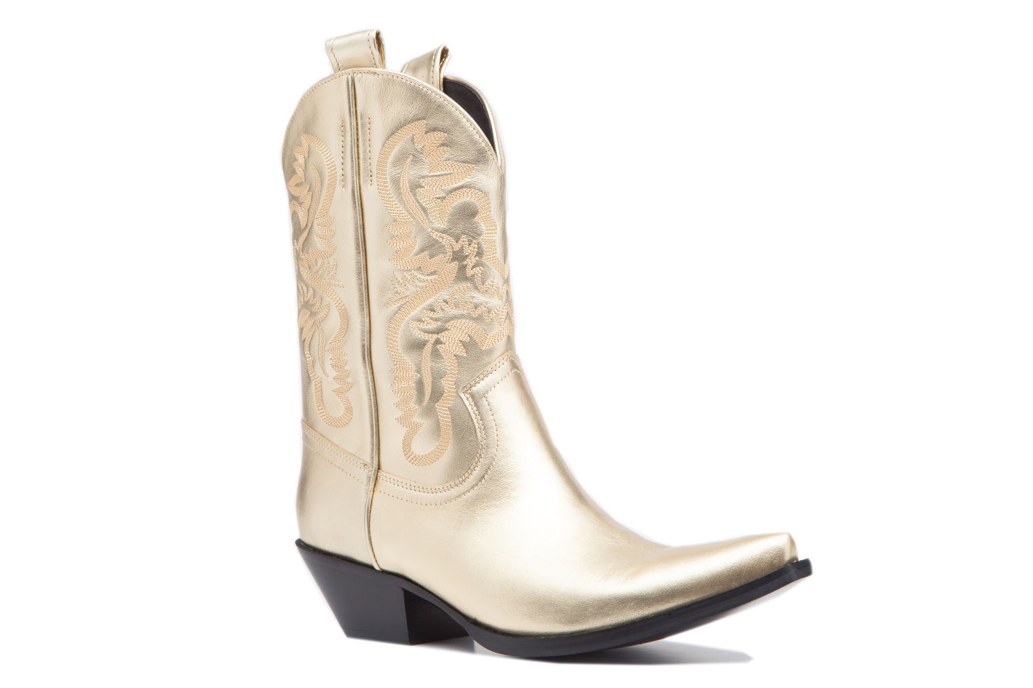 Pisadas brillantes. Con piel dorada y acabadas en punta, las botas de media caña de origen campestre firmadas por Jeffrey Campbell se reinventan en clave sofisticada. Aurevoircinderella.com