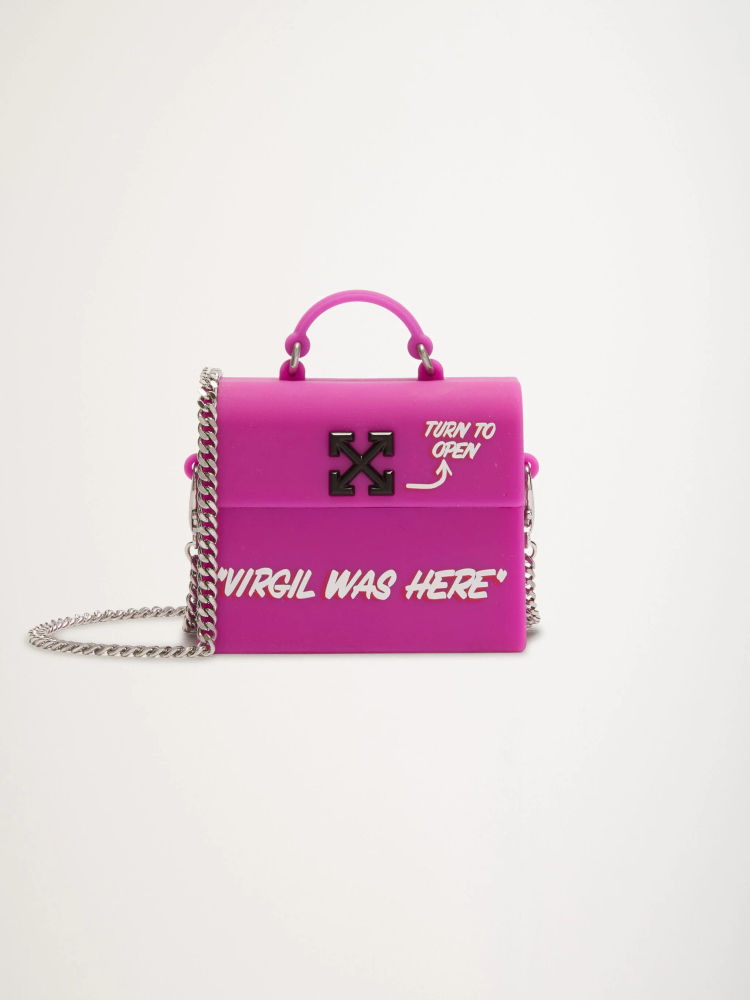 Homenaje mini. Una funda para proteger los auriculares inalámbricos con el estilo funcional del universo que el difunto Virgil Abloh diseñó para Off-White. Off---white.com