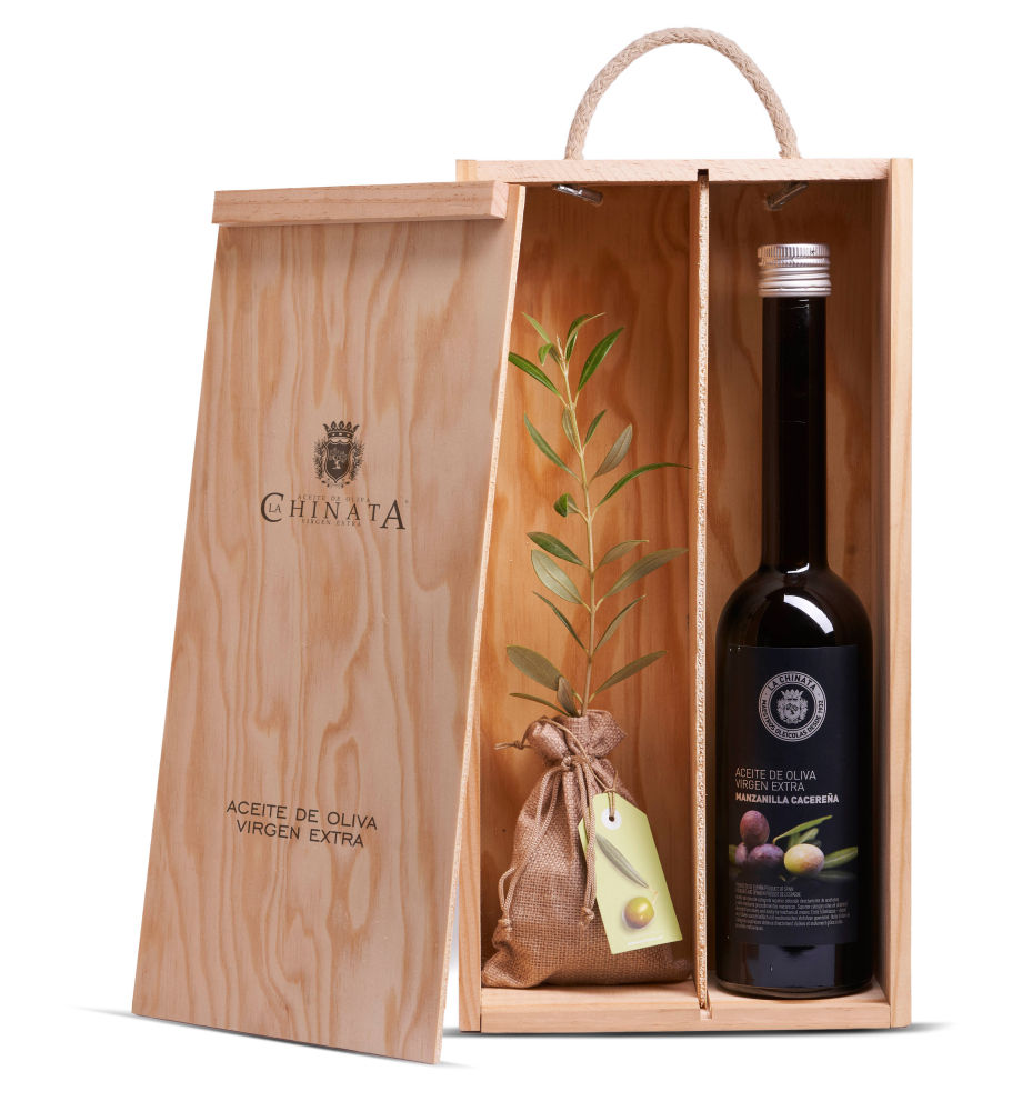 LA CHINATA Como el vino o el champán de gama extra, el estuche de madera infunde una categoría especial a este medio litro de virgen extra de La Chinata