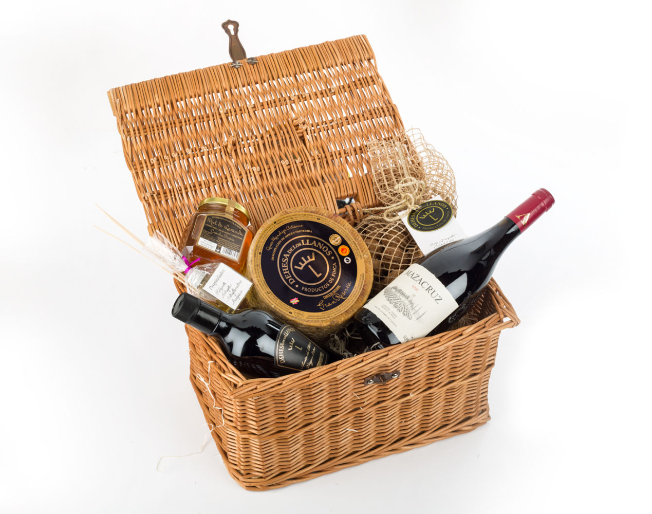 DEHESA DE LOS LLANOS  reúne todos los productos que produce en su finca albaceteña, en el que se incluye su queso gran reserva, vino, aceite y miel