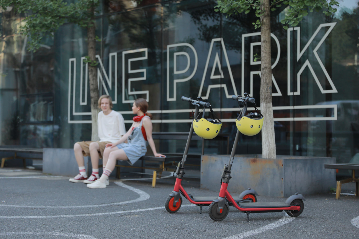 Con un tiempo de carga de hasta 5 horas, el patinete eléctrico para niños C15E tiene una autonomía de hasta 20 km. Gracias a la potencia nominal de 150W, con una simple pulsación del acelerador, el patinete alcanza 10km/h en modo Seguro y hasta 16km/h en los modos Turbo y Crucero.