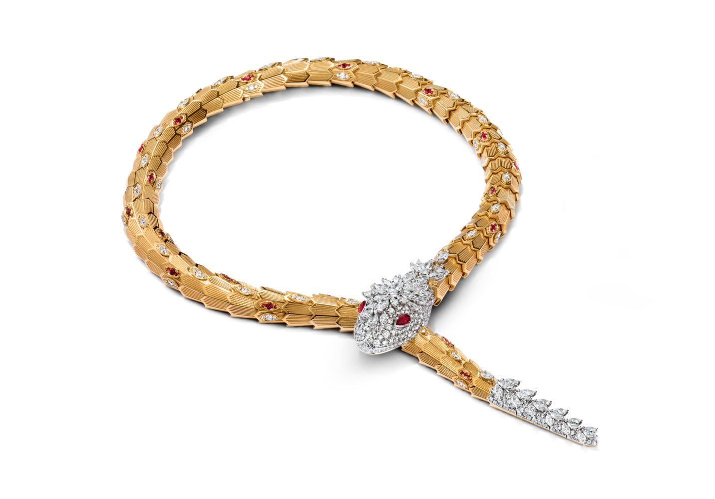 El sinuoso movimiento de la serpiente inspira de nuevo a Bulgari.En la colección de este año,destaca un collar Serpenti en oro blanco y amarillo,engastado con 55 diamantes detalla brillante marquesa, 71 rubies redondos detalla pera y diamantes engastados en pavé