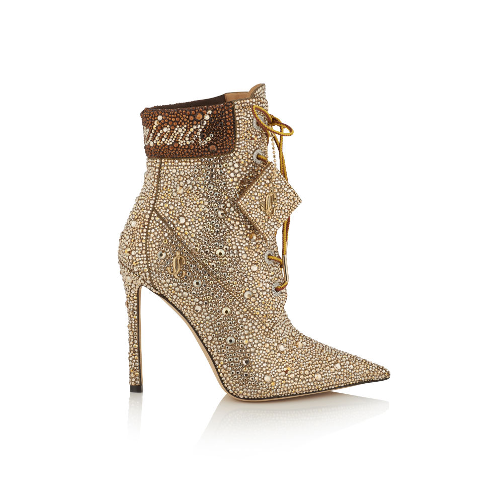 La directora creativa de JimmyChoo,SandraChoi, reinventa con gracia el icónic ocalzado de Timberland al añadirle un exagerado tacón y un tejido repleto de lentejuelas doradas