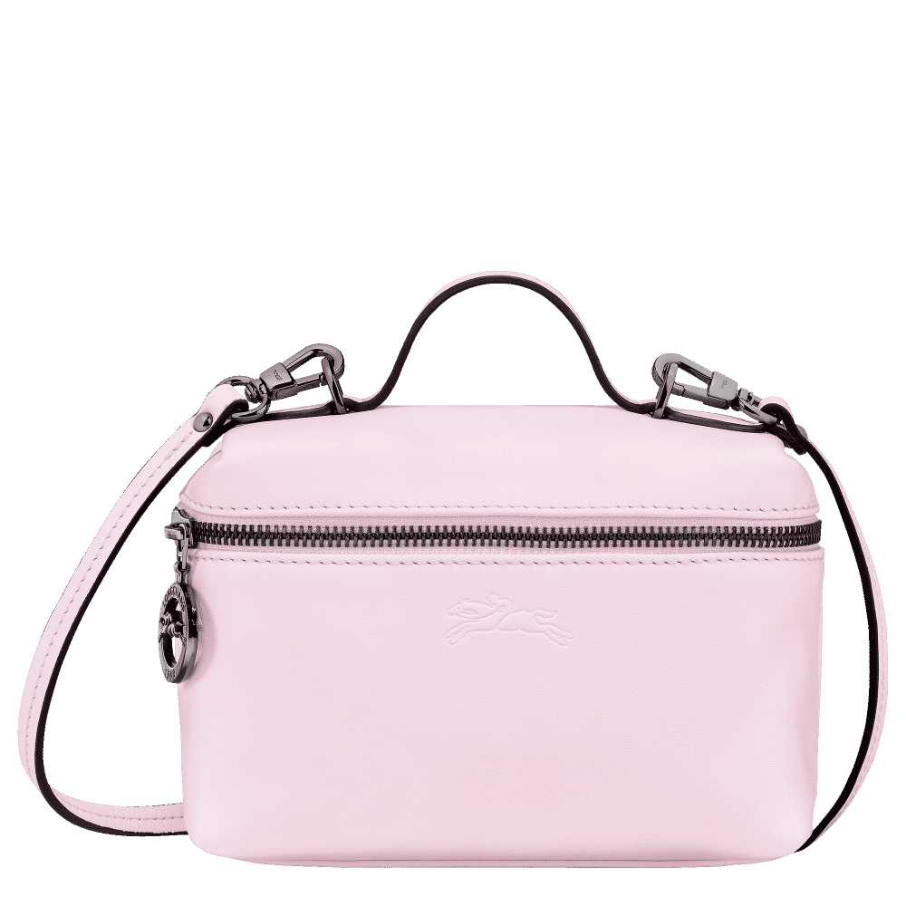 El emblemático Le Pliage Cuirde Longchamp se rediseña en una suave piel de vacuno e
incluye detalles refinados que desvelan la herrencia marroquinera de la casa de lujo. Un bolso inspirado en un neceser que será un fiel compañero de viaje y que también puede
lucirse a diario