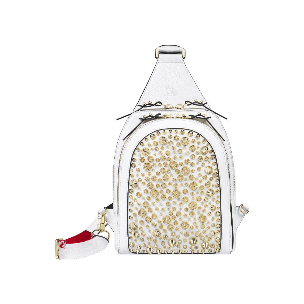 Christian Loubotin propone tachuelas doradas para llenar de brillos piezas como la mochila de la imagen.Un diseño futurista con varios compartimentos y correa regulable multiposición