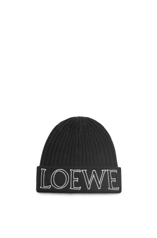 Para resguardarse del frío,la española de lujo Loewe presenta un gorro en punto acanalado de lana y con logotipo de hilo reflectante. Un complemento versátil para el invierno que combina con todo tipo de estilismos