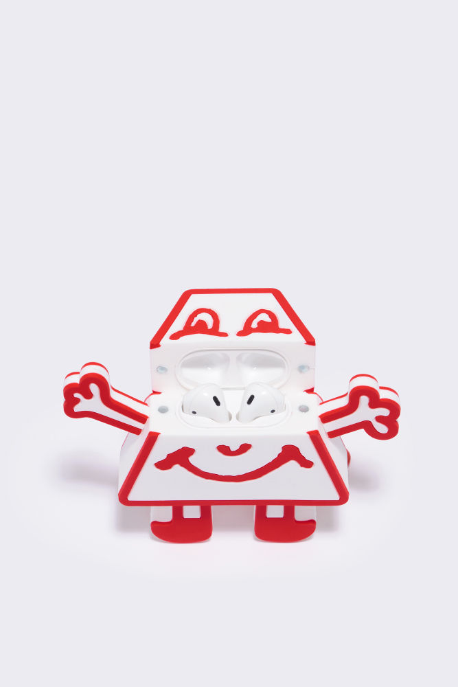 E lnuevo estuche para los airpods de Bimba y Lola desprende alegría y mucha actitud.De
silicona y disponible solo en su tienda online en azul y en rojo,el accesorio cuenta con una cadena de metal y un mosquetón para llevarlo a todas partes