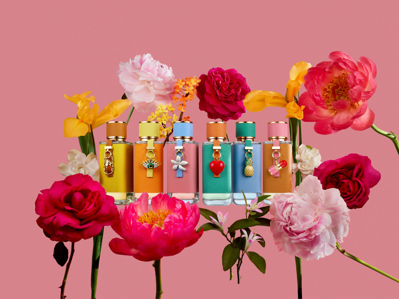 Nuevas fragancias florales afrutadas con frascos bicolor, personalizables y bautizadas con un delicioso toque de humor. Lucky Charm, Fearless&Fabulous, Alegría de Vivir,Me First,Mad World y Call Me Darling