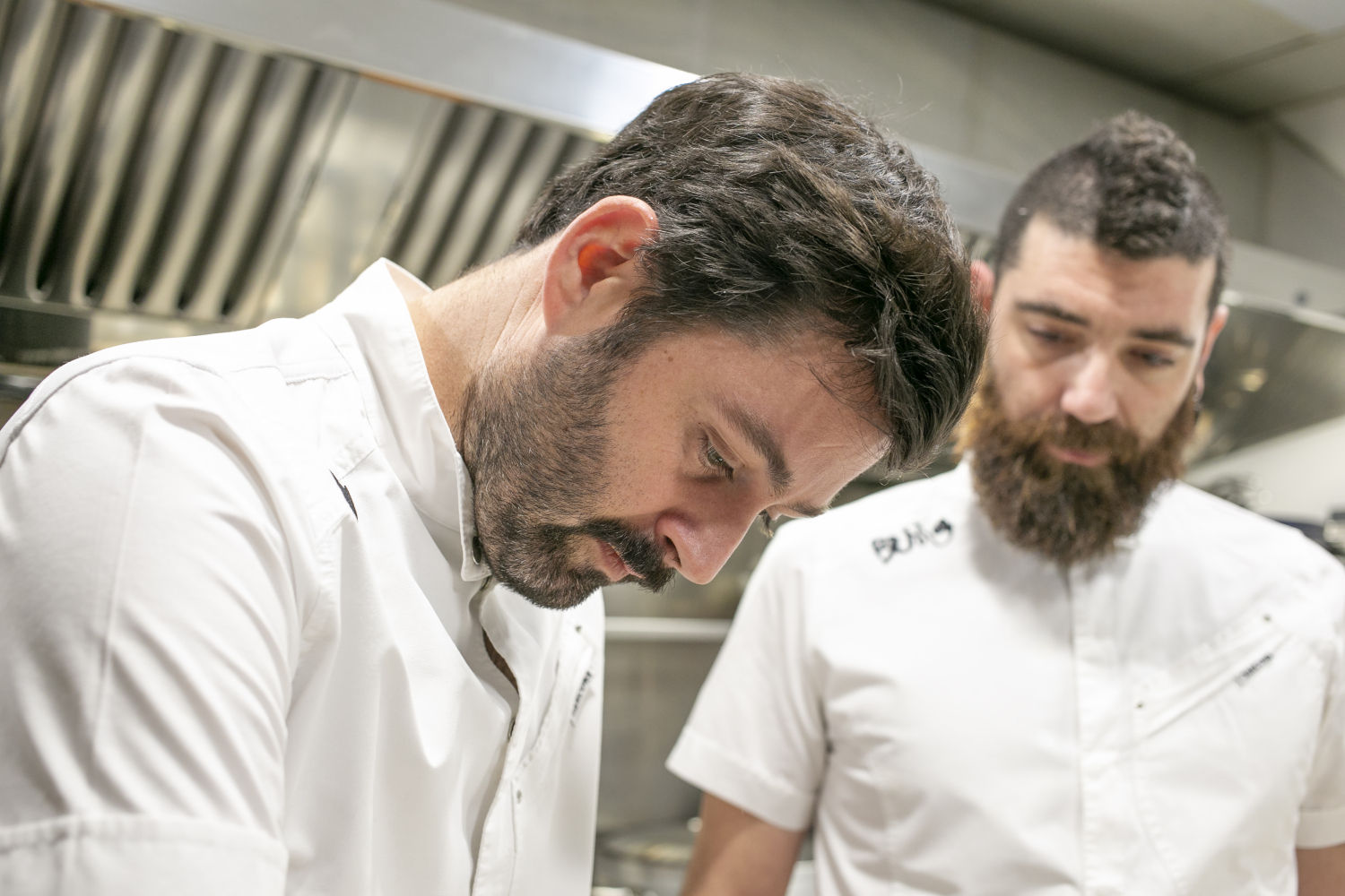 Manu y Carles, en la cocina de Besta