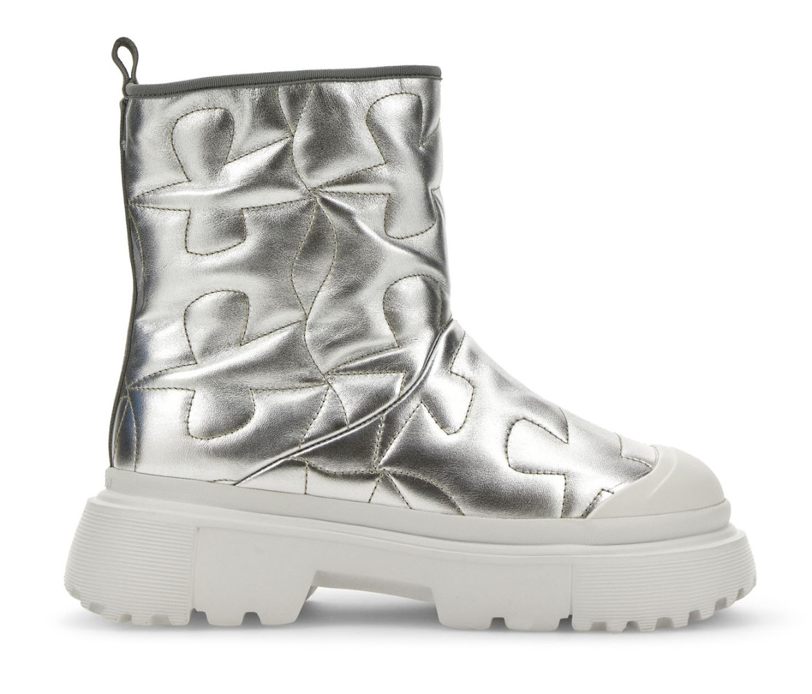 Botín plateado de mujer que presenta una suela tanque con detalles estriados. Diseñado con un agarre óptimo, la base presenta piezas externas en forma de H. La decoración acolchada del empeine de piel laminada reproduce el diseño de la icónica H ondulada. El forro en faux fur añade ese elegante toque invernal.