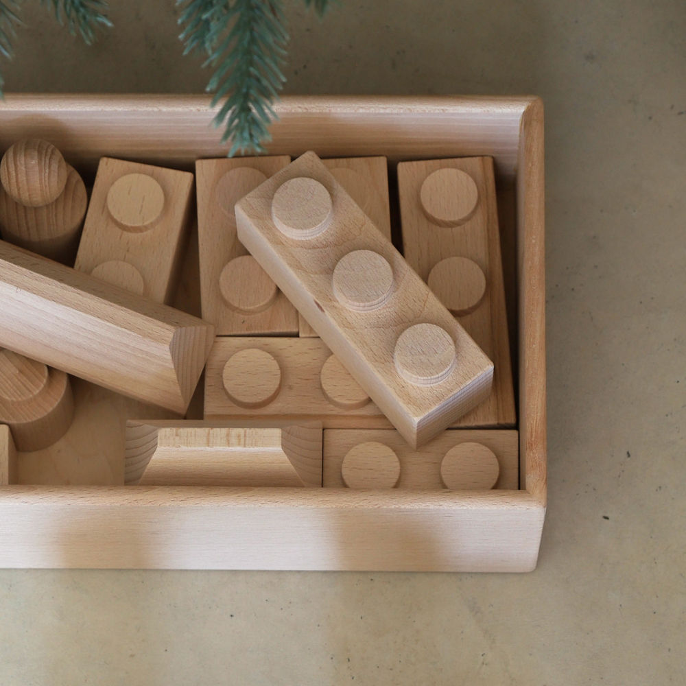 Hecho con madera 100% natural de origen sostenible, este juego educativo permitirá que los más pequeños de la casa construyan las formas más originales gracias a las 32 piezas incluidas diseñadas para poder apilarse entre ellas