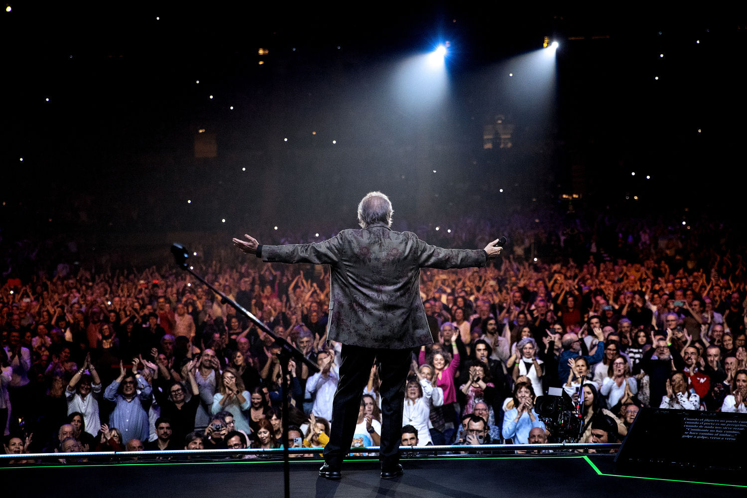 Serrat arrancó los aplausos y las ovaciones de las miles de personas que presenciaron la actuación