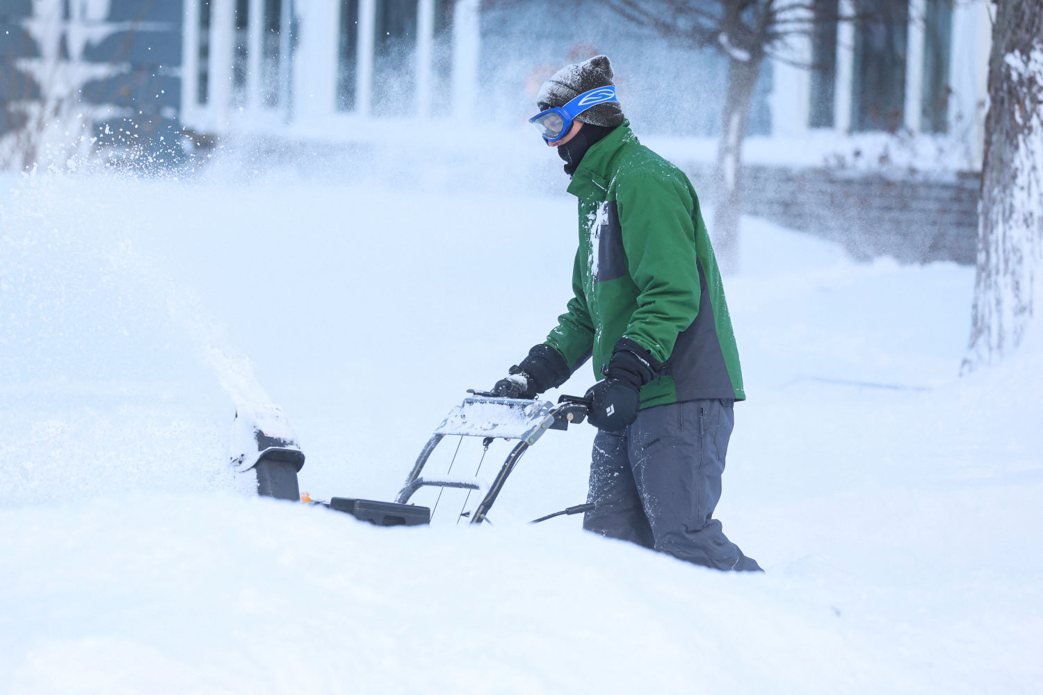 Un hombre limpia la nieve de su entrada en Búfalo, Estados Unidos