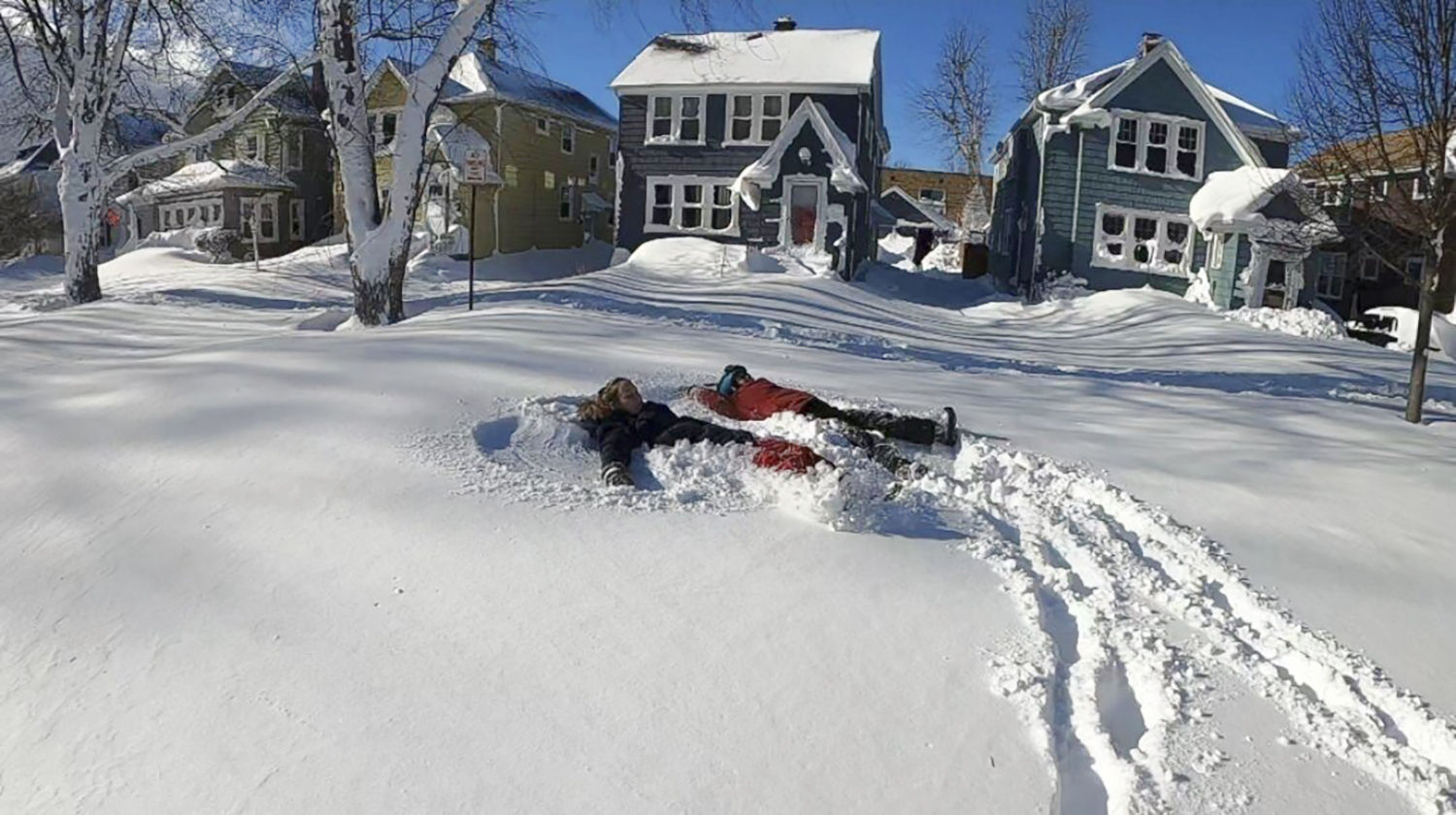 Dos personas haciendo ángeles de nieve al norte del Estado de Nueva York