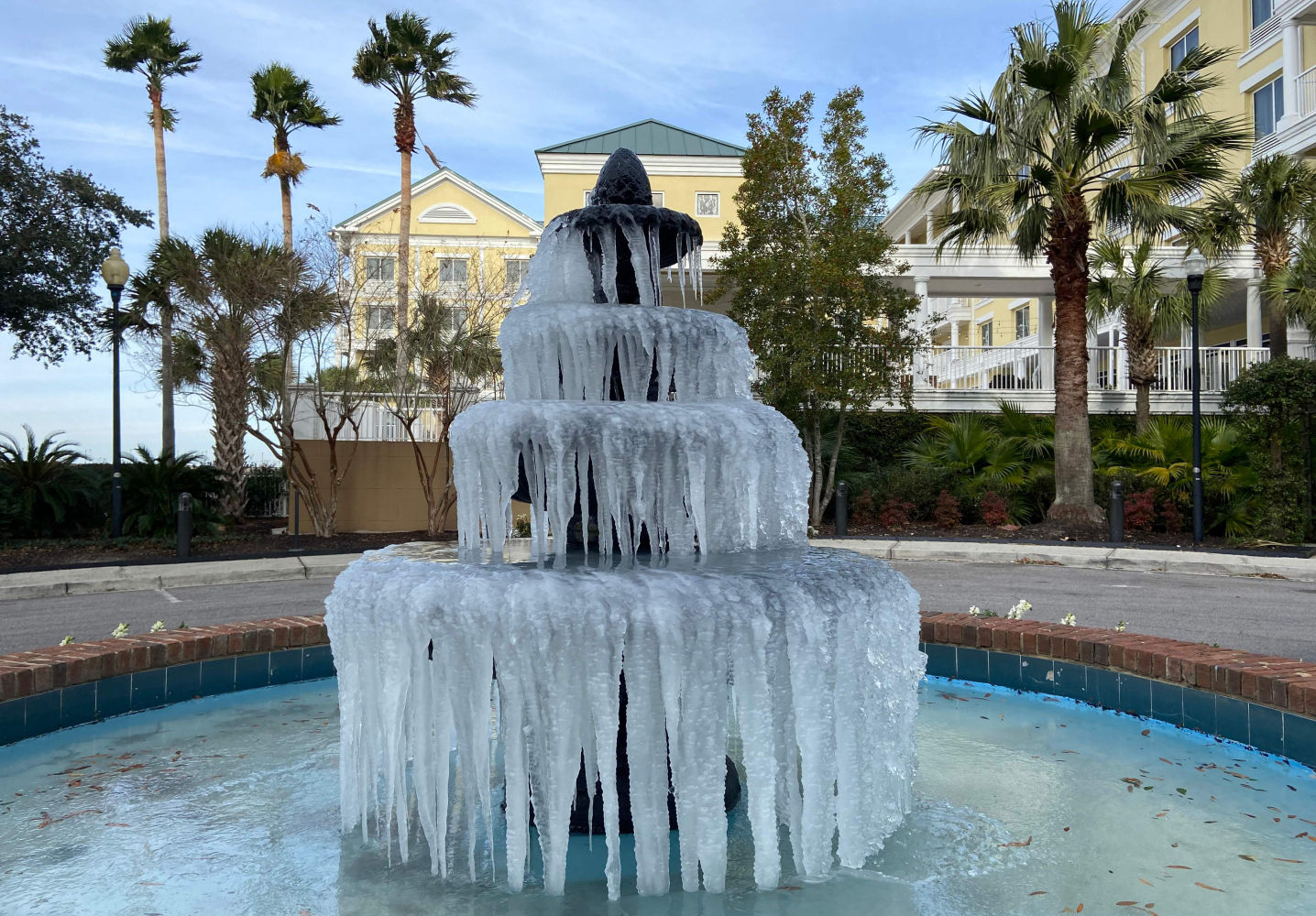 El hielo adorna una fuente en Charleston, Carolina del Sur.