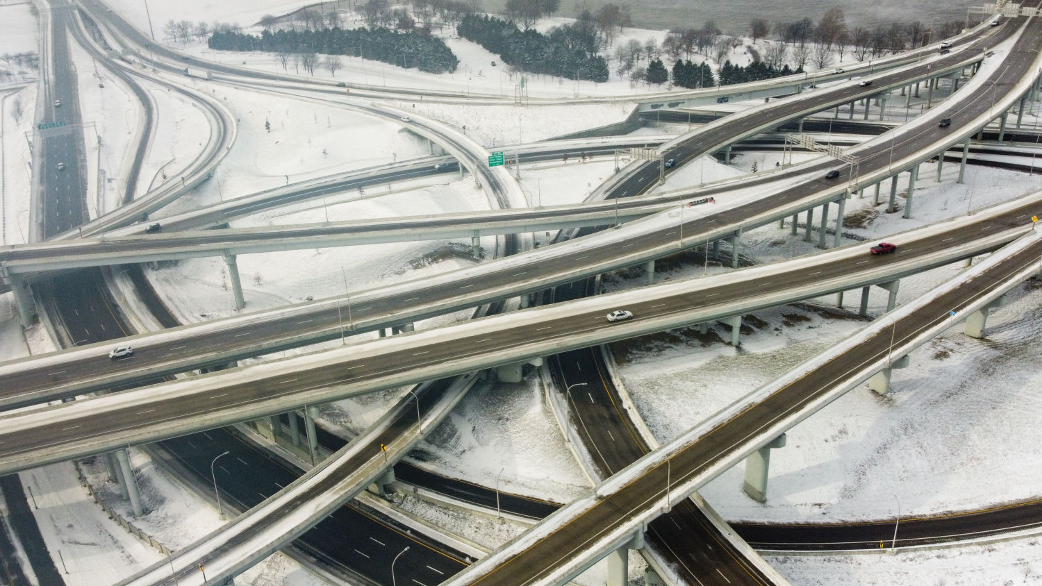 Los vehículos se mueven a lo largo de una carretera en Louisville, Kentucky, bajo temperaturas bajo cero