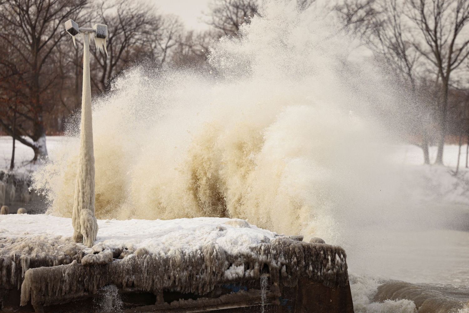 El hielo se forma por el rocío de las olas del lago Erie durante una tormenta de invierno en Silver Creek, Nueva York