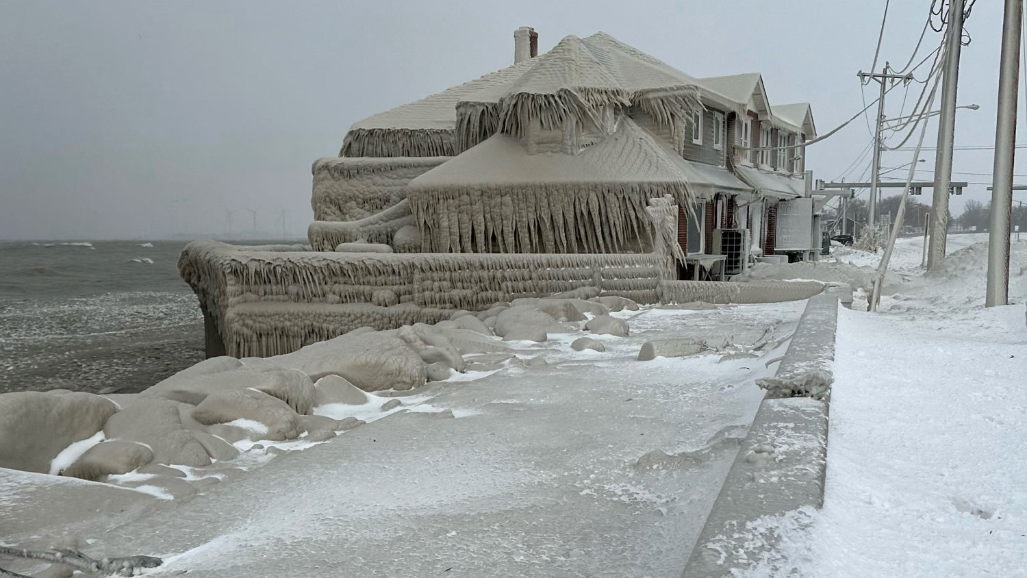 Un restaurante cubierto de hielo por el efecto del choque de las olas del lago Erie, en Hamburg, Nueva York