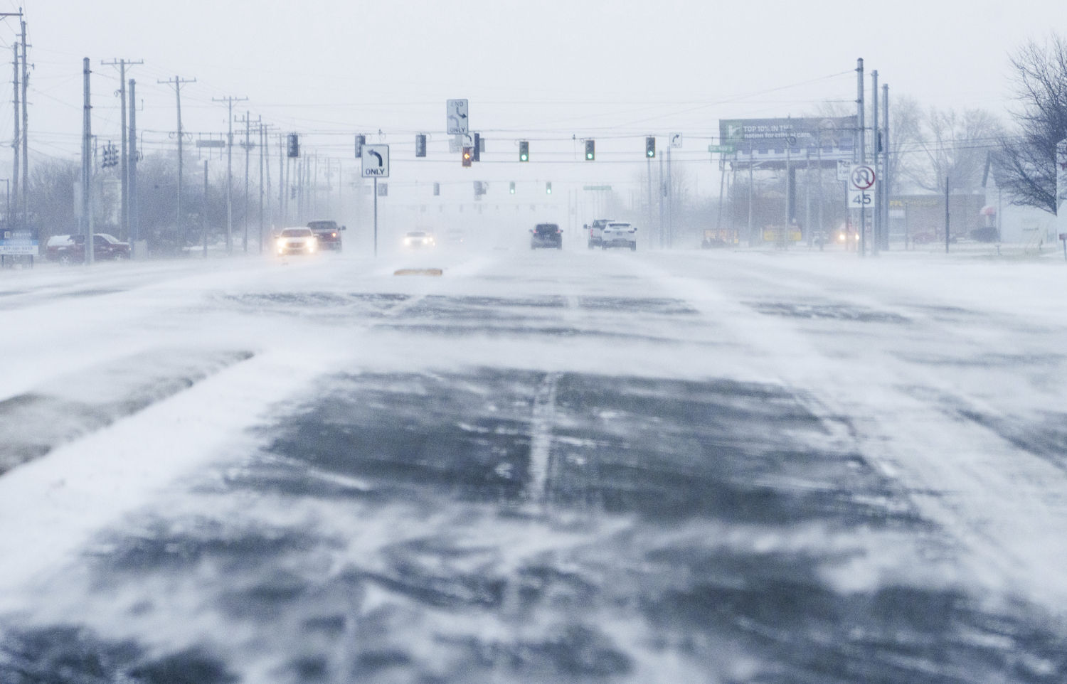 El viento arrastra la nieve en el condado de Hendricks, Indiana, donde las carreteras han quedado nevadas