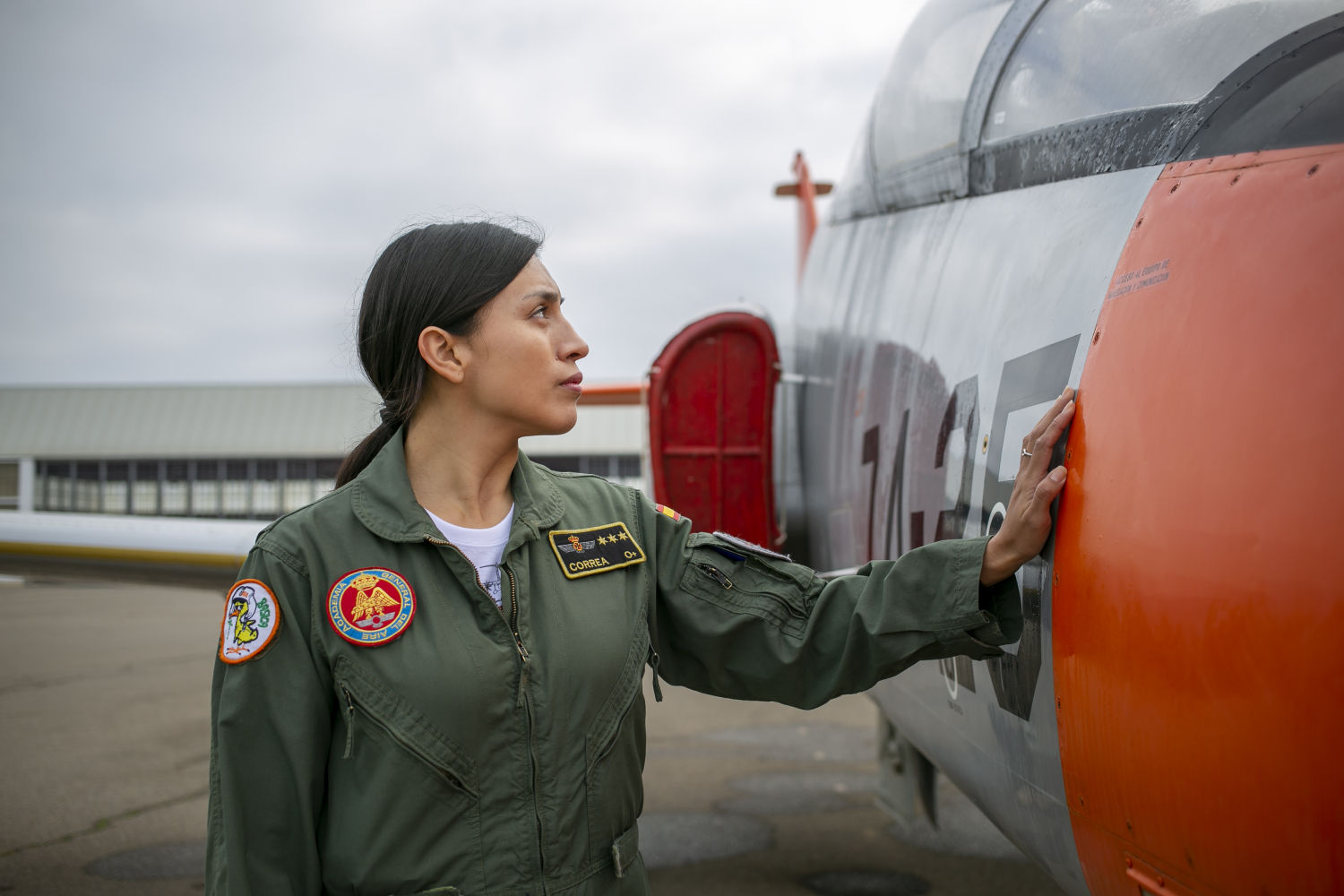 La capitán Priscila Sánchez Correa en la base de San Javier, en Murcia