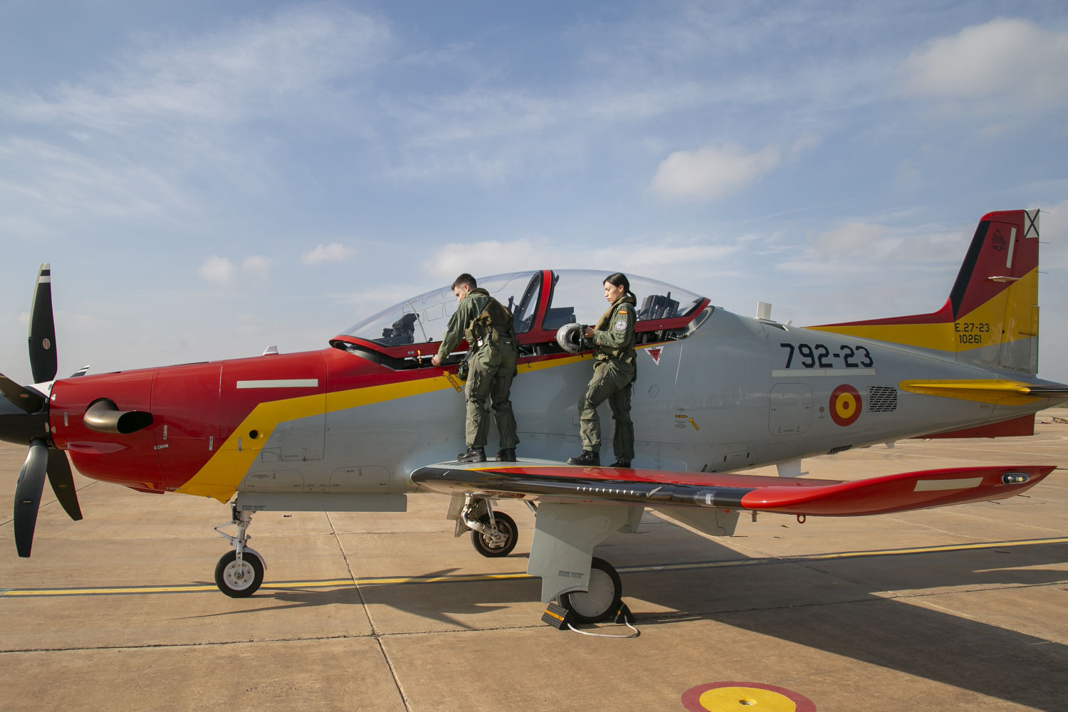 A punto de subir al avión para una clase
