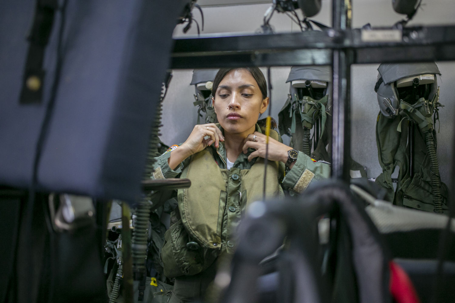 Priscila vistiéndose con el traje antigravedad antes de una instrucción