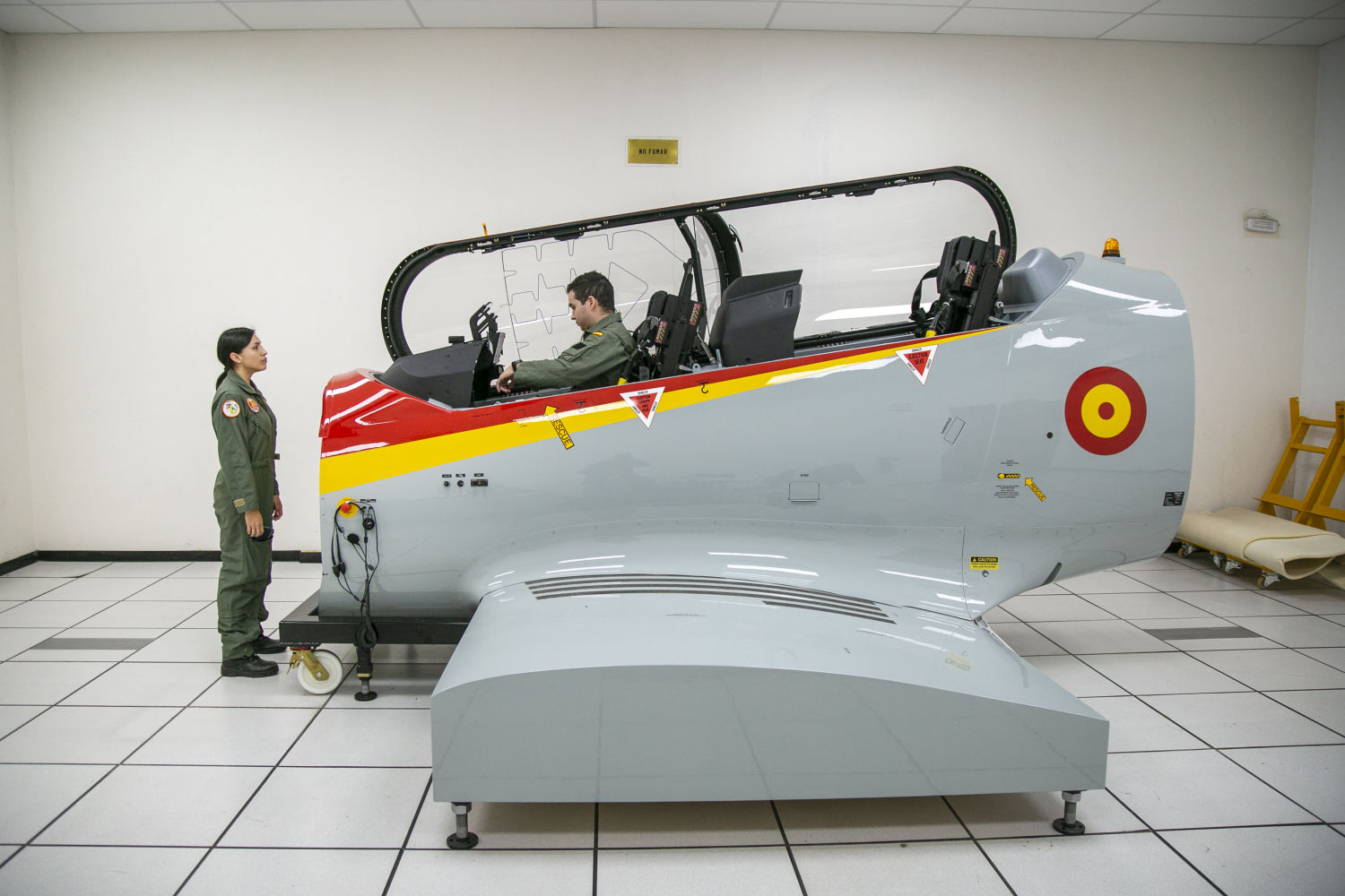 Priscila, junto a uno de sus alumnos, en el simulador de vuelo