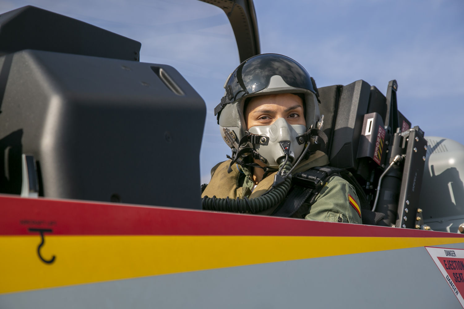 Priscila sobre uno de los aviones de instrucción a los que asegura que no teme