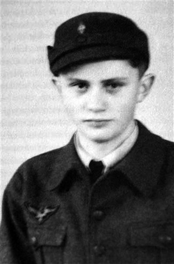 Un joven Joseph Ratzinger como soldado de la Luftwaffe, durante la Segunda Guerra Mundial
