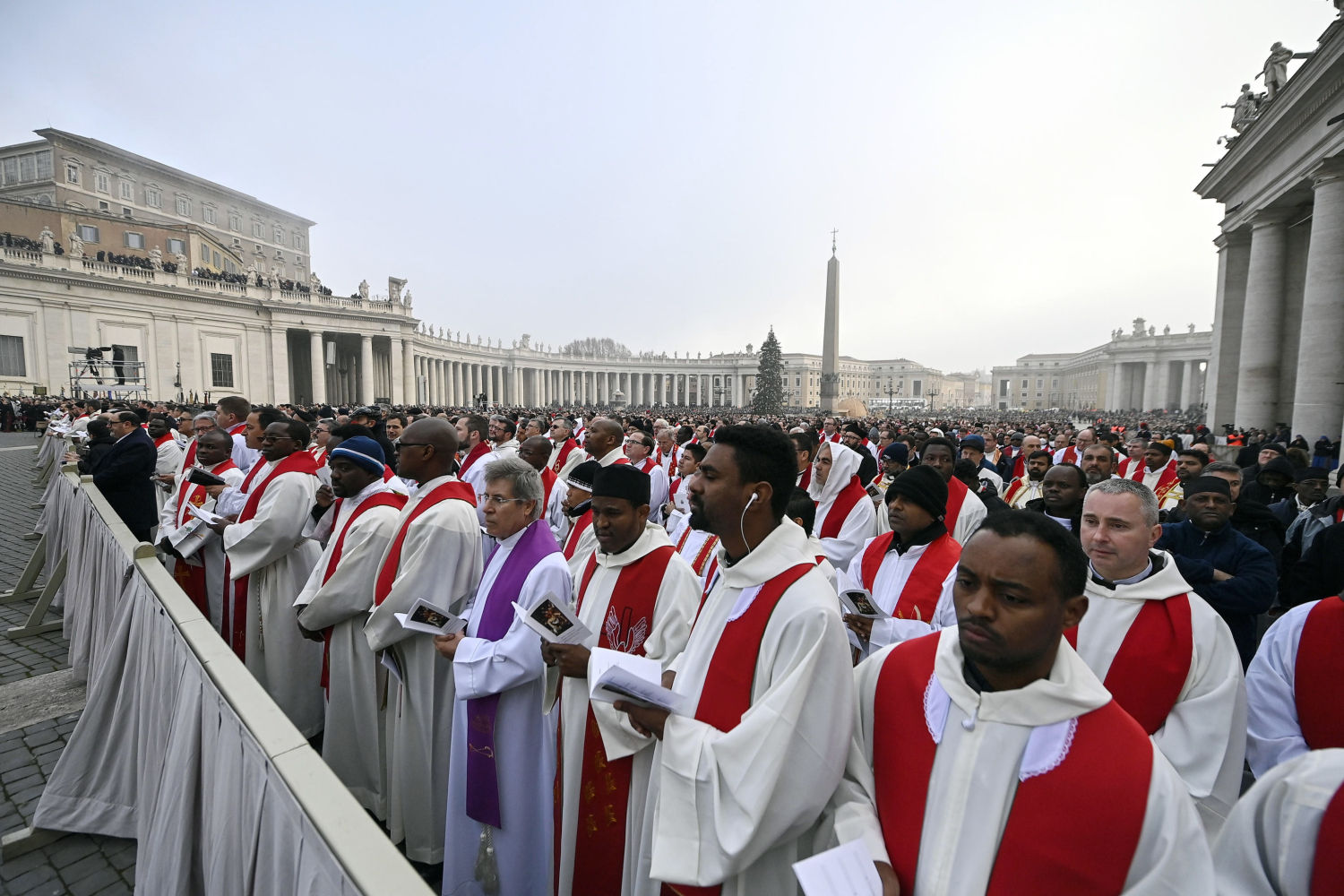 Sacerdotes y fieles durante el funeral del papa emérito Benedicto XVI