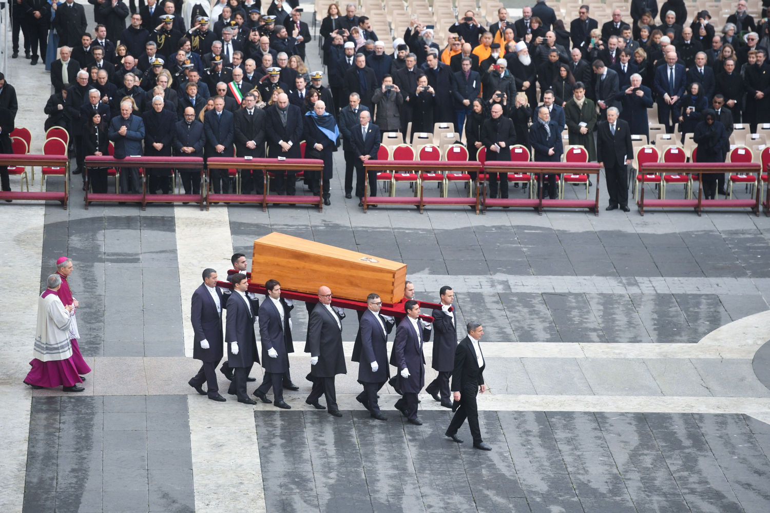 El ataúd de Benedicto XVI (Joseph Ratzinger) es llevado durante la ceremonia fúnebre del pontífice en la plaza de San Pedro