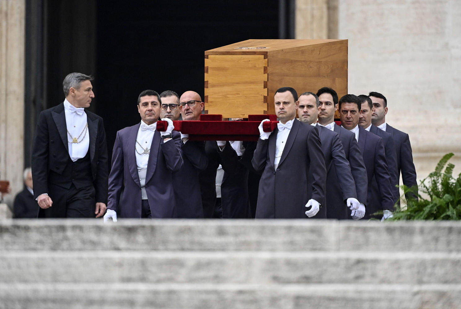 La llegada del ataúd durante el funeral del papa emérito Benedicto XVI en la plaza de San Pedro, Ciudad del Vaticano