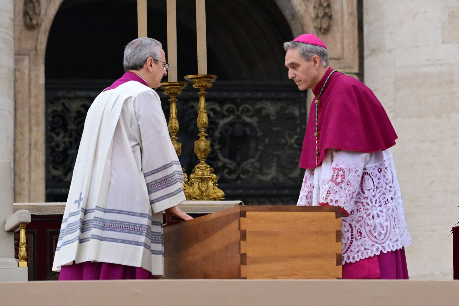 El arzobispo y secretario personal de Benedicto XVI Georg Ganswein presenta sus respetos junto al ataúd del papa emérito