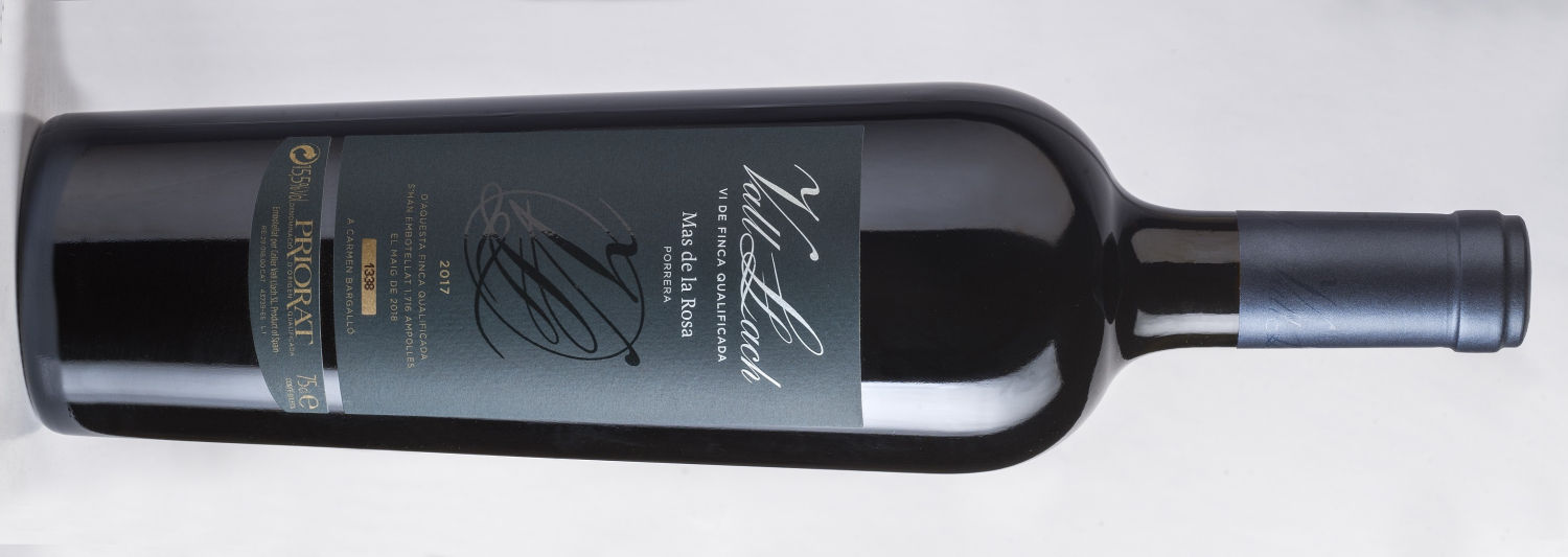 Mas de la Rosa, de Vall Llach. DO Ca. Priorat. Variedades: cariñena. Terruño: En costers y pequeños bancales, en vaso y en secano. Edad de la viña: cepas centenarias. Vinificación: Crianza de 14 meses en barricas de 300 litros de madera nueva de roble francés de grano fino, con un tostado ligero y mediano. PVP: 280 €.