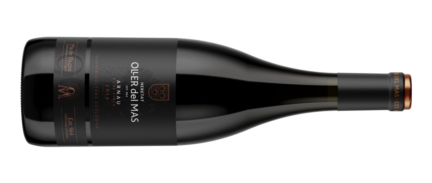 Arnau Oller, de Heretat Oller del Mas. DO Pla de Bages.Variedades: merlot y picapoll negre. Terruño: en pendientes suaves, terrenos franco-arcillosos y secano. Edad de la viña: media de 27 años. Vinificación: barricas nuevas de roble francés de Allier de 500 litros durante 12 meses. Crianza en botella de 12 meses. PVP: 34 €.