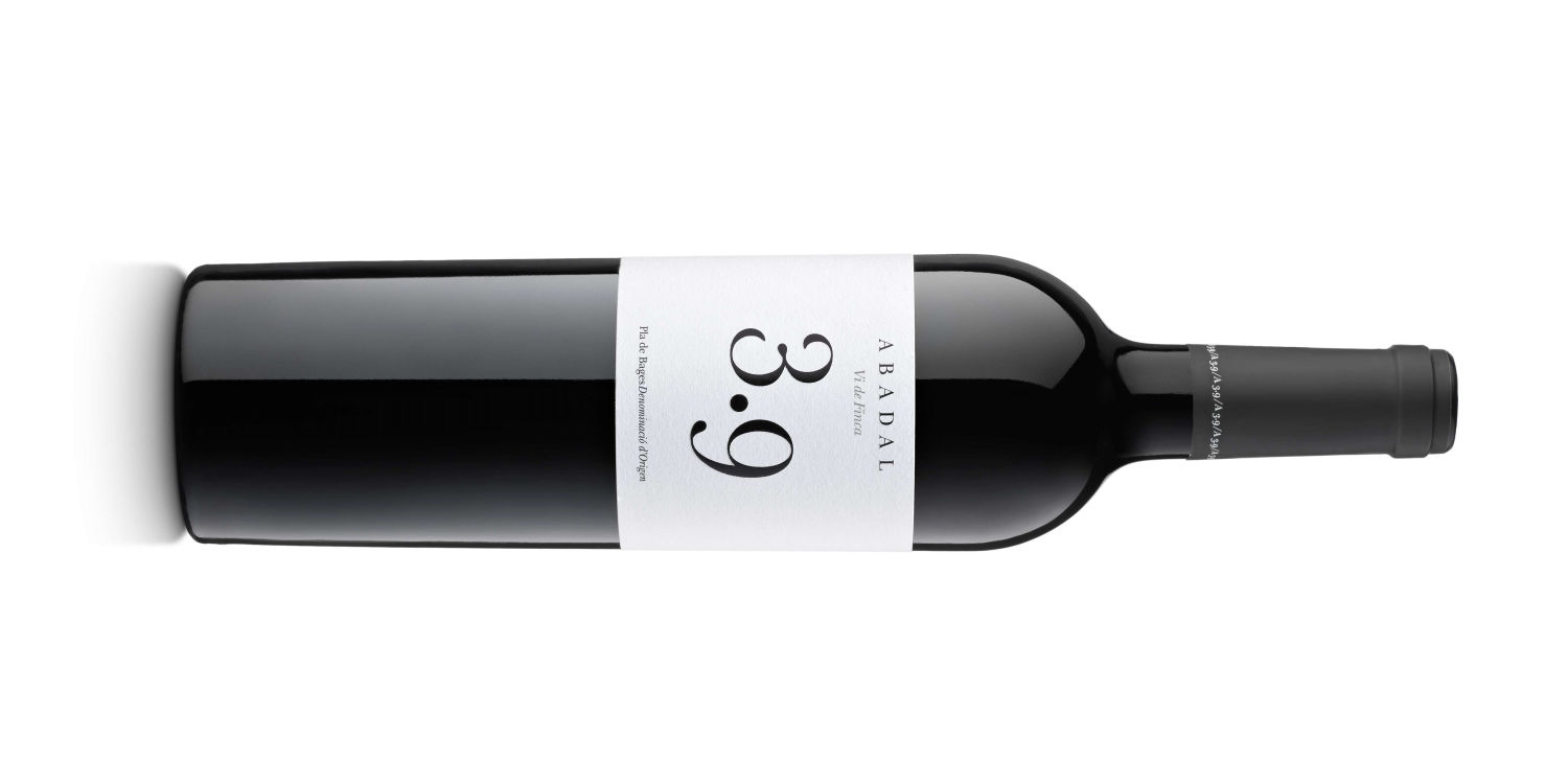 3.9, de Abadal. DO Pla de Bages. Variedades: cabernet sauvignon y syrah. Terruño franco-arcilloso con presencia de piedra calcárea. Edad de la viña: más de 30 años. Vinificación: 14 meses de crianza en barricas de roble. PVP: 27,50 €.
