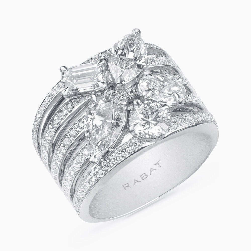 El anillo en oro blanco con filas de brillantes blancos y diamantes centrales en forma de flor de Rabat está diseñado para iluminar y capturar los momentos más mágicos
