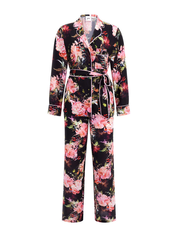 Guess apuesta por llenar de frescura y color su colección de lencería y moda de
noche. La firma de lujo italiana sucumbe al encanto francés en piezas de
pijama como el mono de la imagen