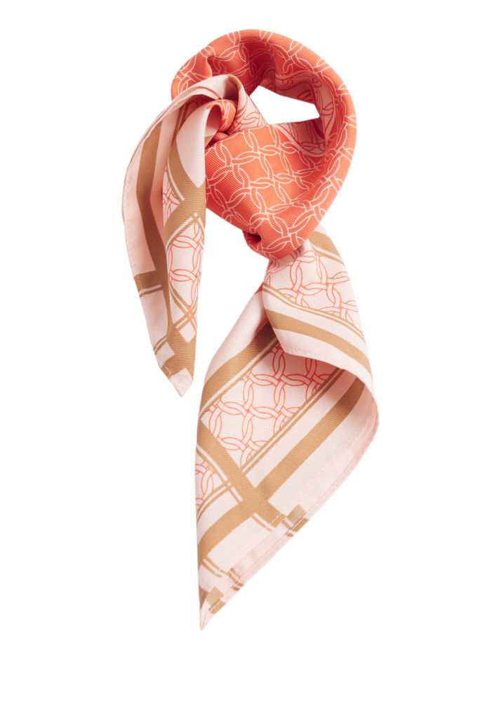 La nueva colección cápsula limitada de & Other Stories diseñada para días y noches festivos incluye un pañuelo cuadrado con estampado gráfico de colores cálidos que elevará cualquier estilismo