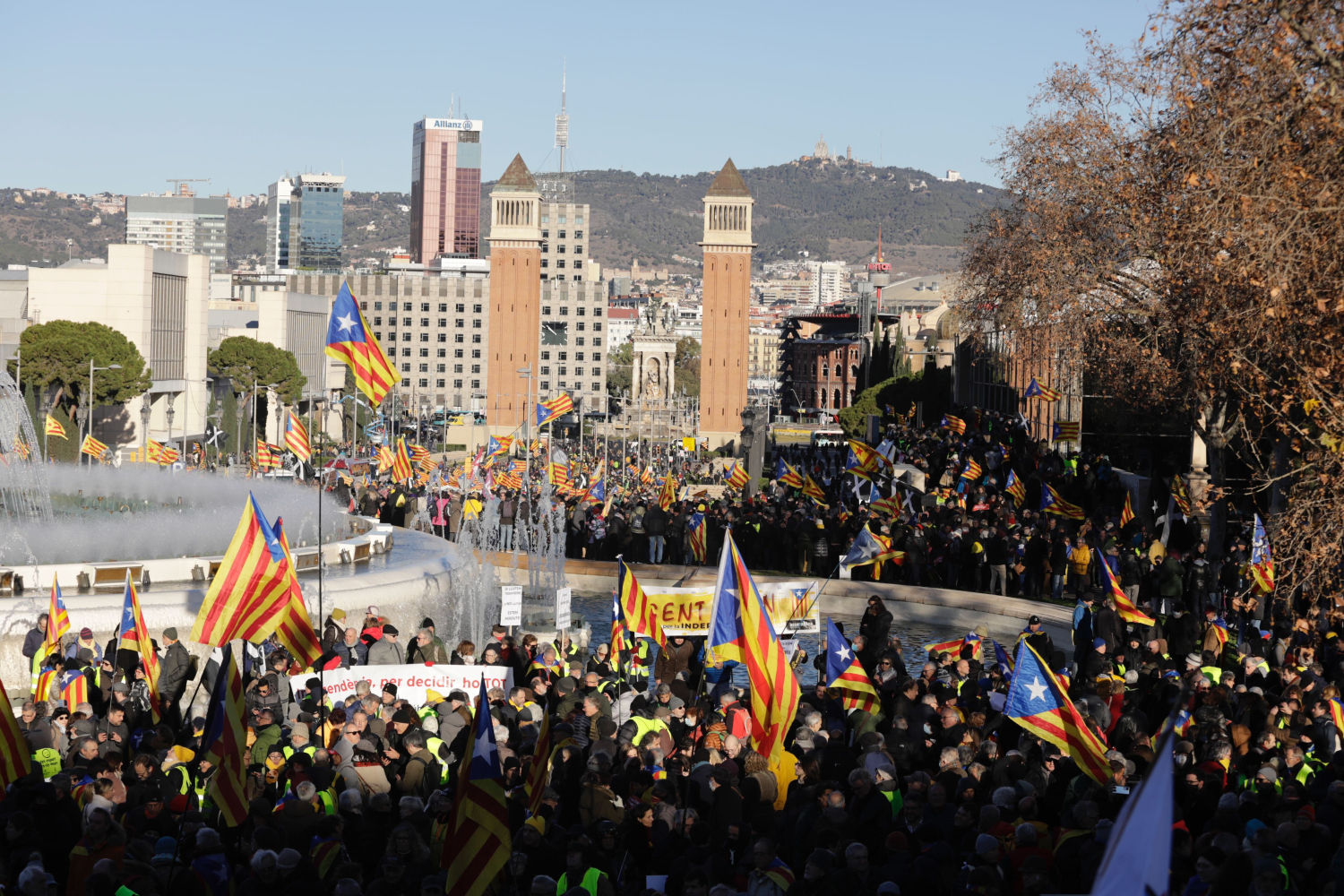 Manifestación independentista a las puertas del Palau Nacional de Congressos de Barcelona