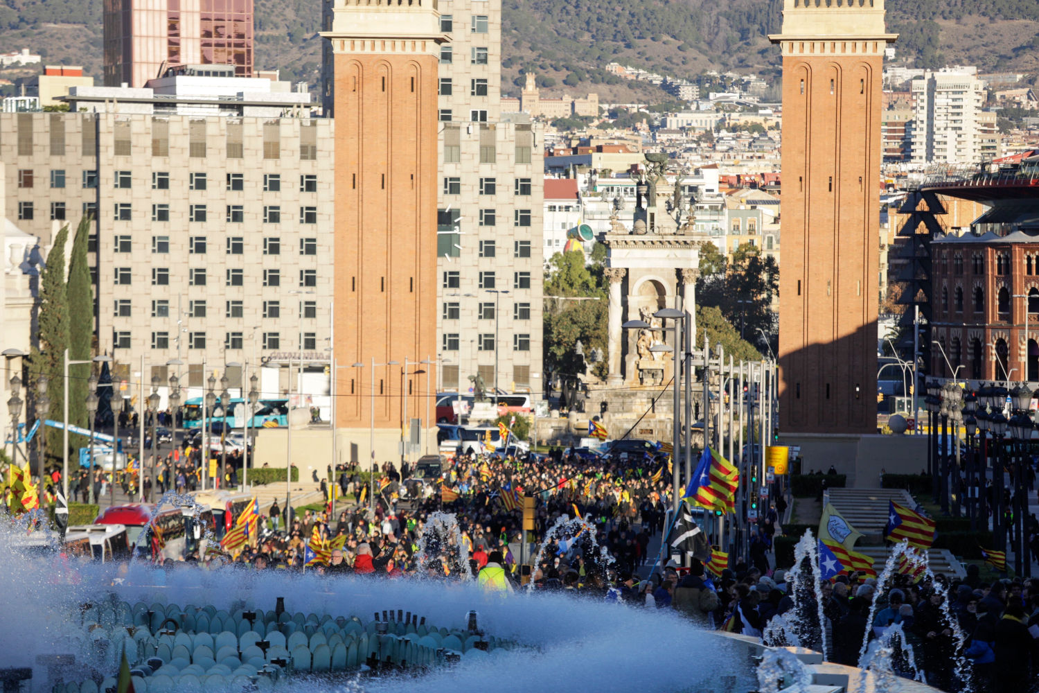 Manifestación independentista frente al Palau Nacional de Congressos de Barcelona
