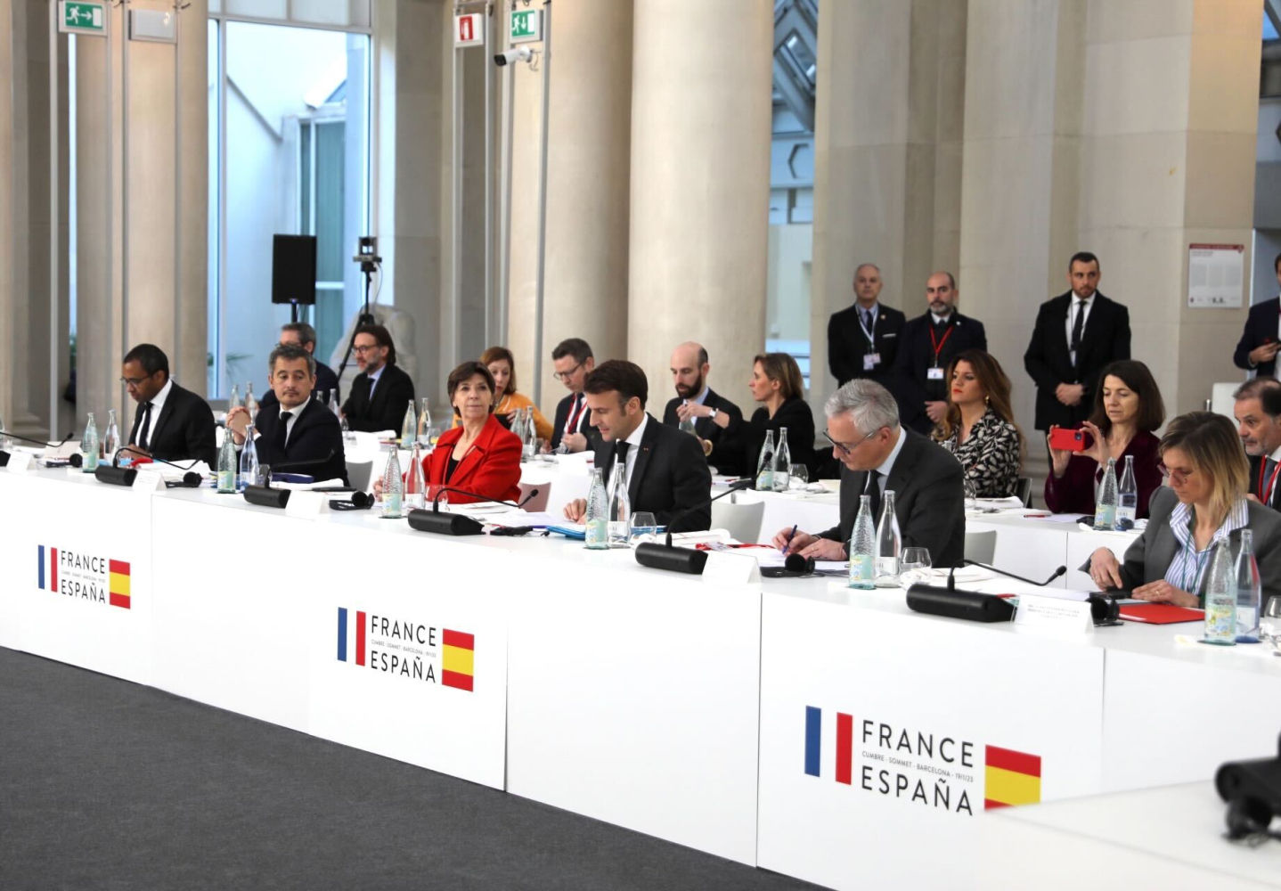 Macron en la cumbre hispano-francesa junto a su equipo