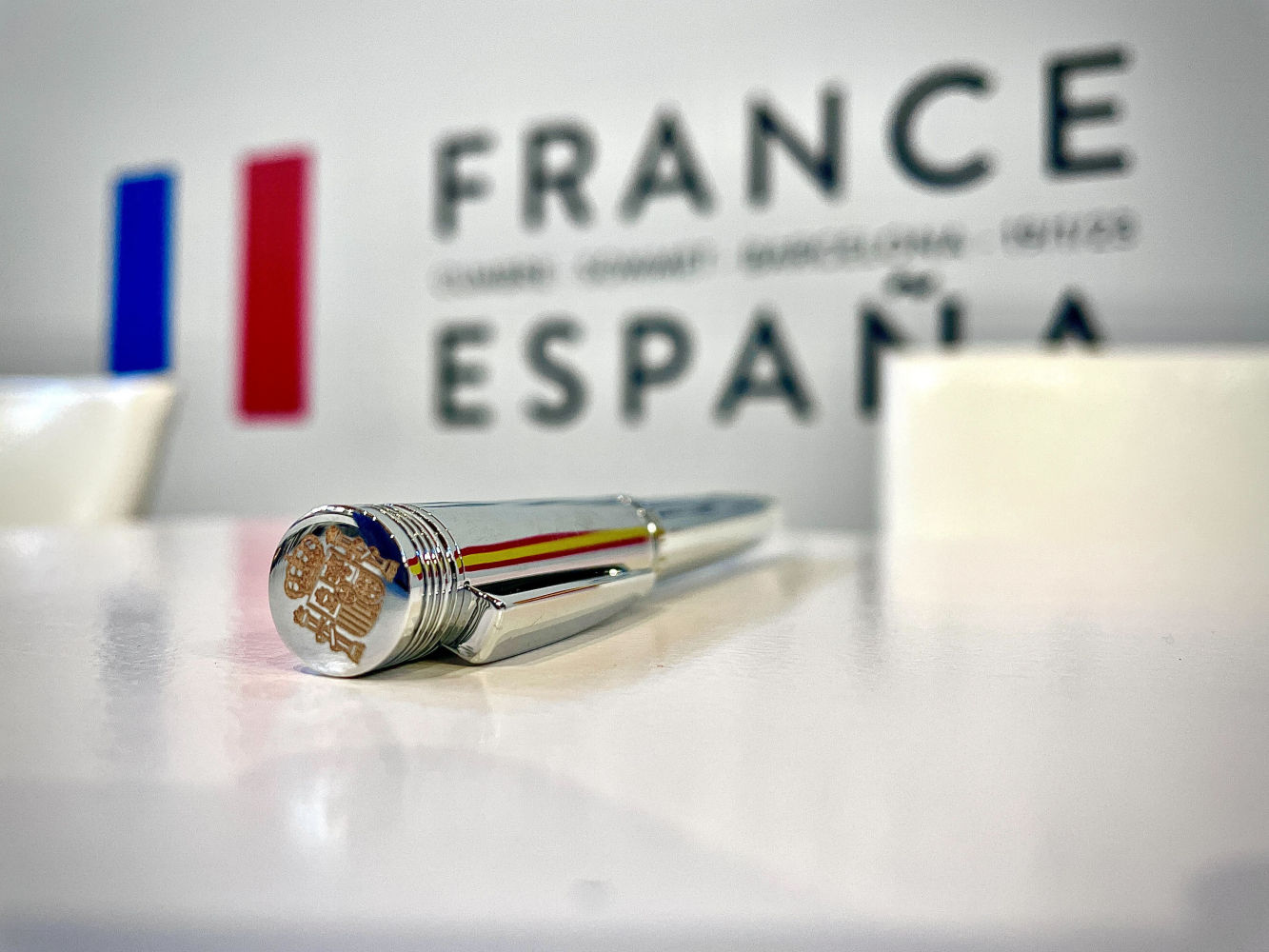 Bolígrafo con el escudo del Reino de España con el que se firma el acuerdo bilateral con Francia.