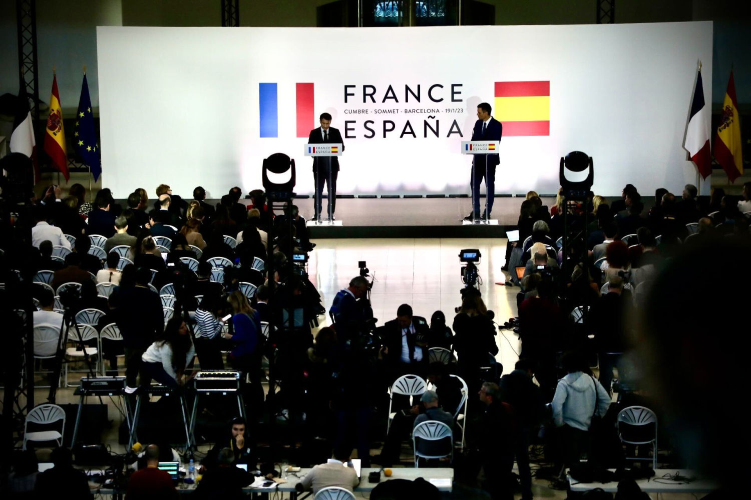El presidente francés, Emmanuel Macron, y el presidente español, Pedro Sánchez, durante la rueda de prensa en el MNAC de Barcelona.