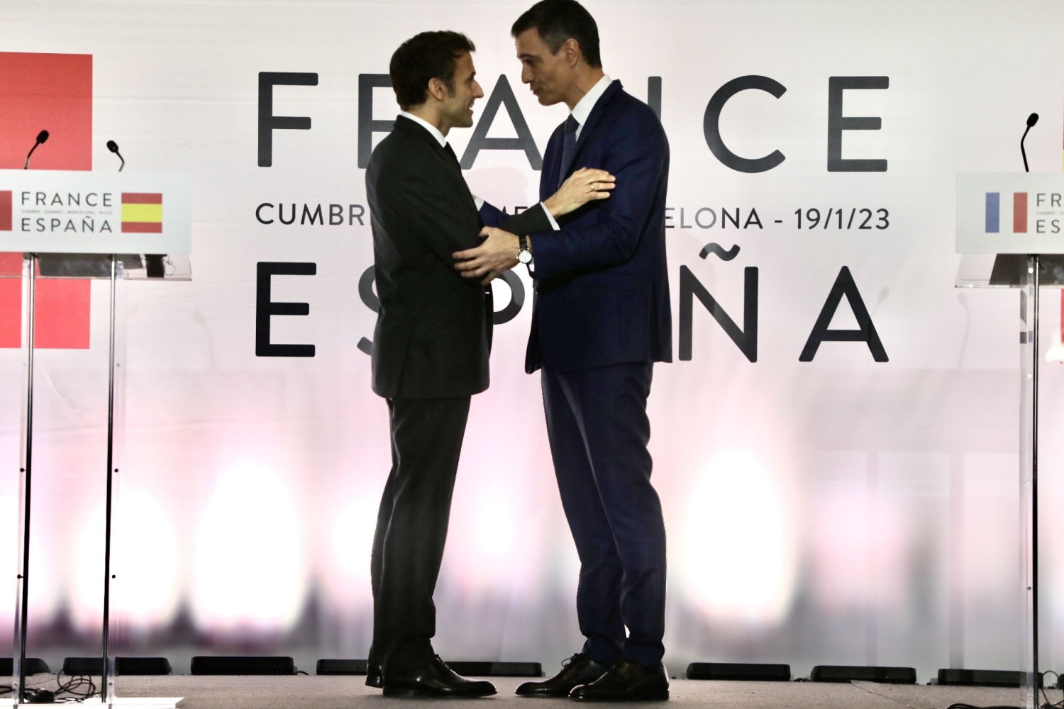 Emmanuel Macron y Pedro Sánchez finalizan la rueda de prensa en el MNAC de Barcelona.