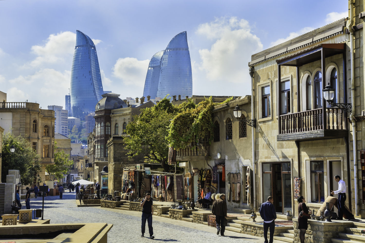 8. BAKÚ. La capital de Azerbaiyán es una perla del Caspio. Es famosa por su ciudad medieval amurallada de calles empedradas que contrasta con la arquitectura contemporánea. Sobresalen las Flame Towers, que recuerdan a la torre Jalifa de Dubái