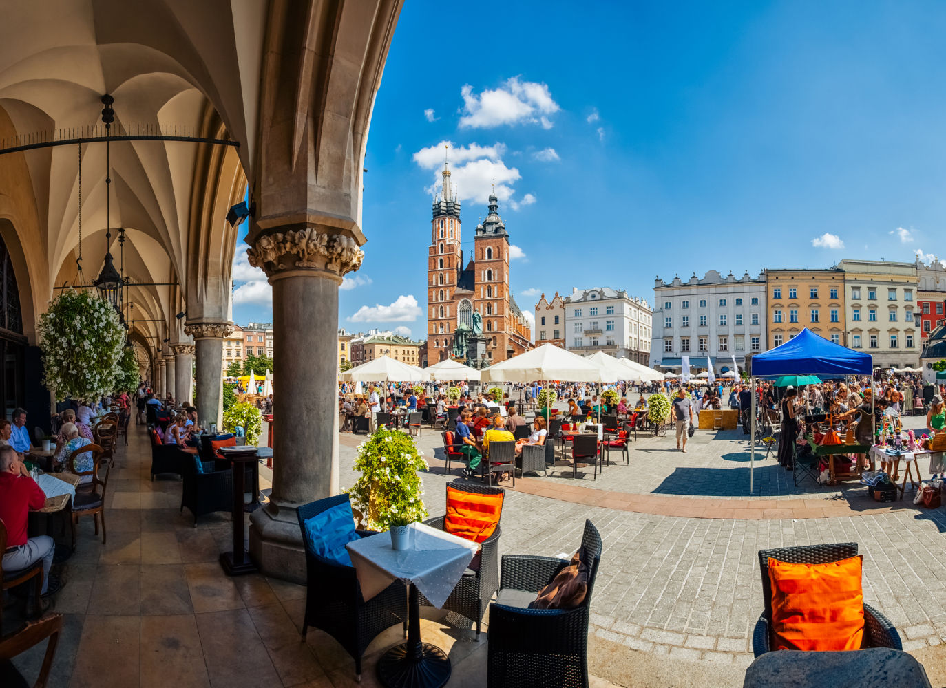 10. CRACOVIA. A diferencia de Varsovia, casi destruida en la II Guerra Mundial, la ciudad permaneció intacta. La plaza del Mercado, la catedral y el castillo de Wavel, el parque Planty, el barrio judío o la fábrica de Oskar Schindler merecen una visita