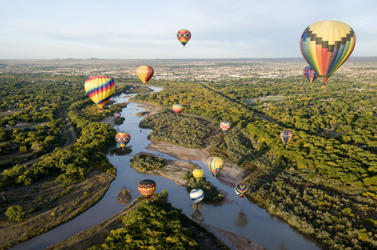 ALBUQUERQUE. La ciudad más grande de Nuevo México posee, además de un centro histórico con un marcado acento indígena, un sorprendente entorno natural. Cada año organiza el 'International Balloon Fiesta', un festival de globos de fama mundial